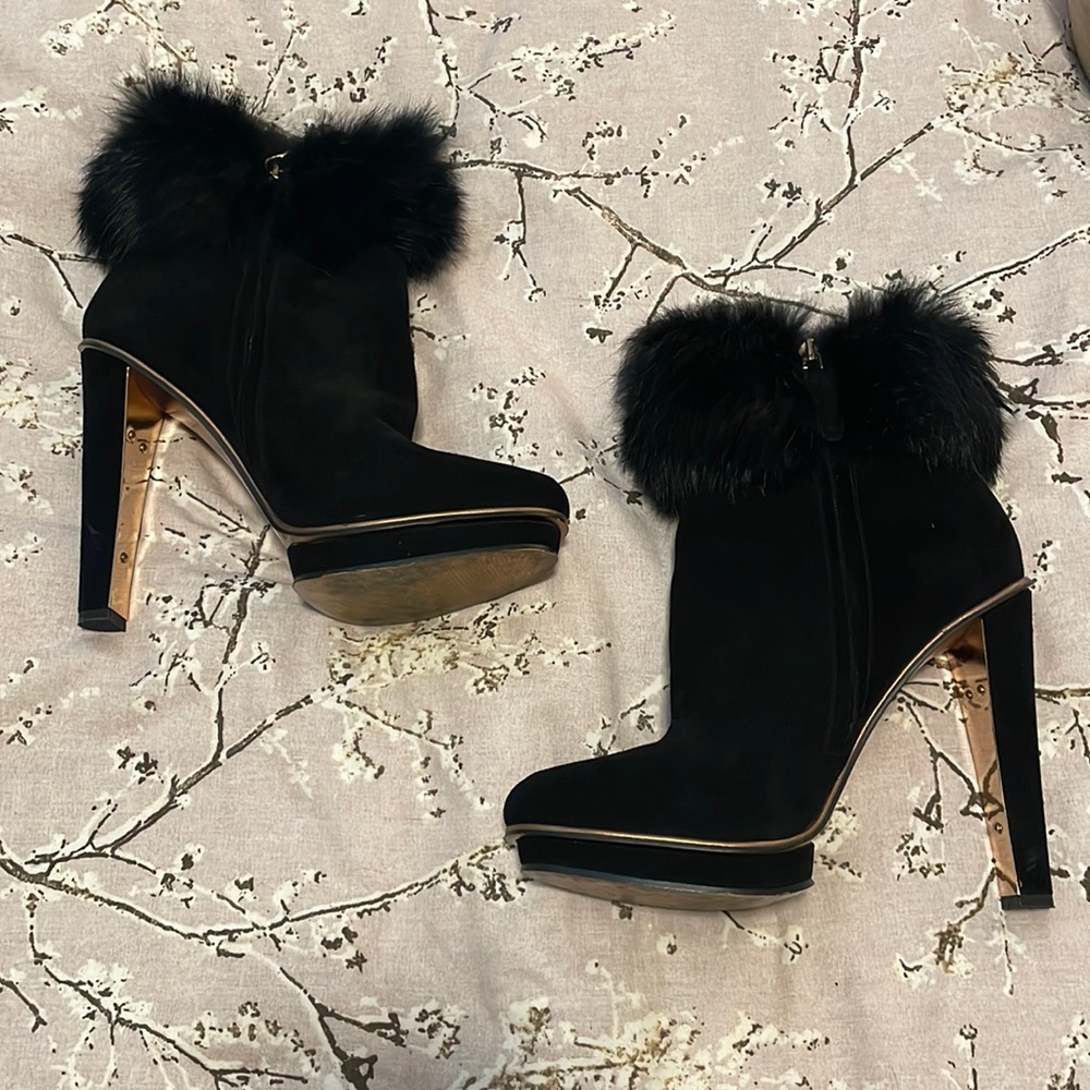 Suede and rabbit fur boots with small platform size 10